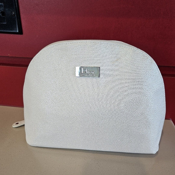 Dior Handbags - EUC dior markup pouch 👝